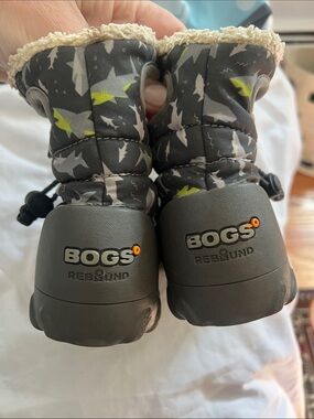 Bogs Kids Gray Shark Print Mittens with Neon Yellow Accents - Bogs
